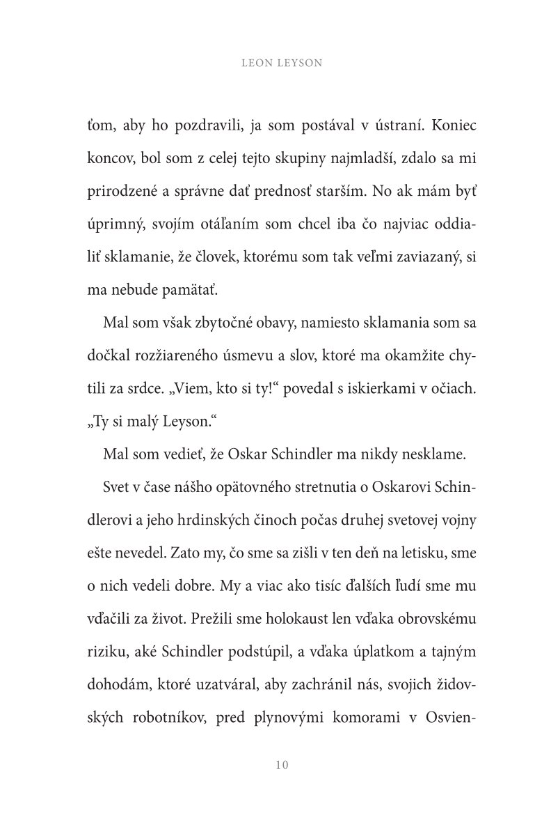 Chlapec na drevenej debničke