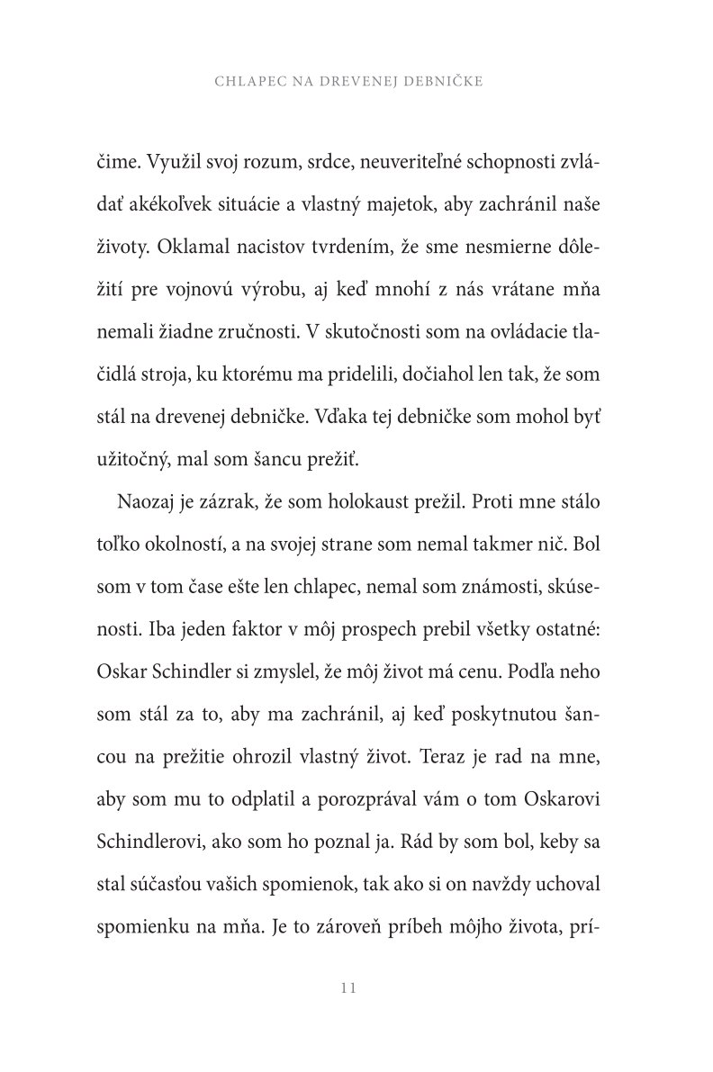 Chlapec na drevenej debničke