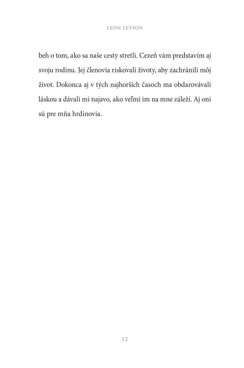 Chlapec na drevenej debničke