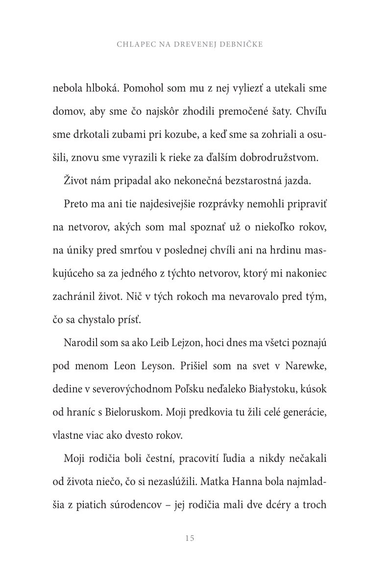 Chlapec na drevenej debničke