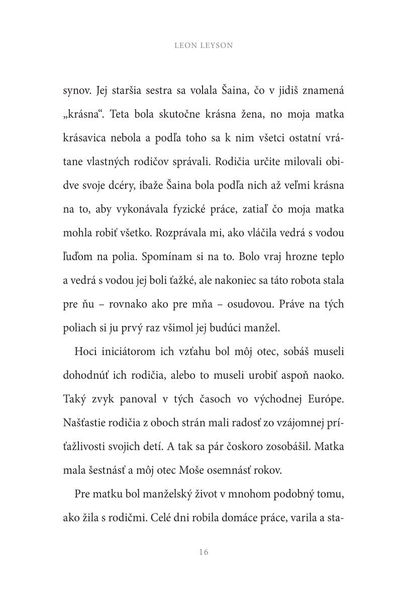 Chlapec na drevenej debničke